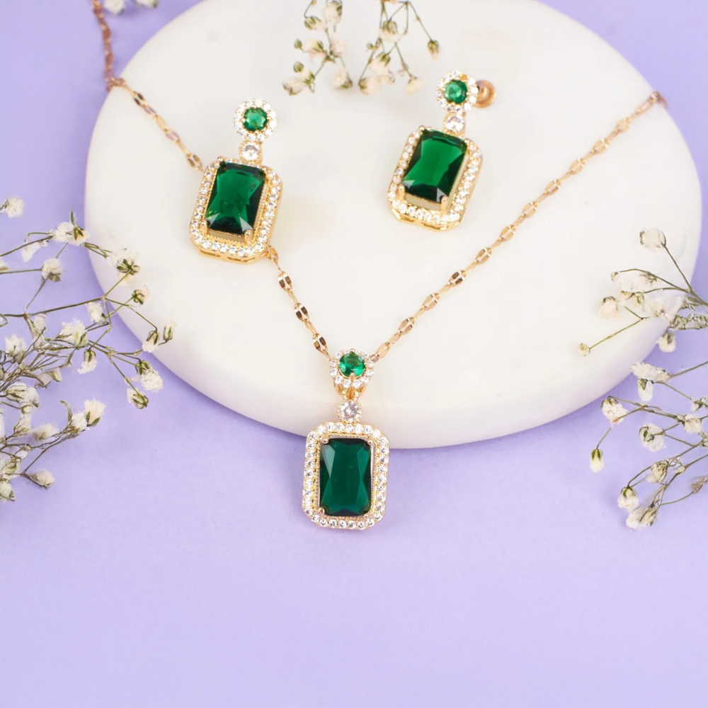 Salty Kiara Advani Green Emerald Contemporary Necklace Set - 18K Gold Plated (Multicolour)